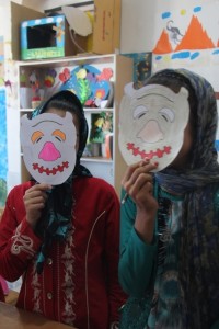 کودکان در حال ساخت ماسک شخصیت‌های کتاب - با من بخوان در قائنات/خراسان - شهریور 94