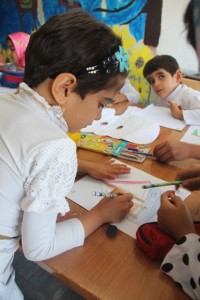 کودکان در حال نقاشی صحنه‌های کتاب - با من بخوان در قائنات/خراسان - شهریور 94