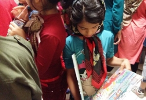 کودکان در حال نگاه کردن به کتاب‌ها در کتابخانه با من بخوان / با من بخوان در بنیاد کودک - شهریور 94
