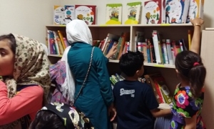 کودکان در حال نگاه کردن به کتاب‌ها در کتابخانه با من بخوان / با من بخوان در بنیاد کودک - شهریور 94