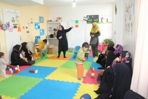 A trainer talks about reading aloud with babies and toddlers to mothers - Read with Me in MahmoudAbad - Jan 2015