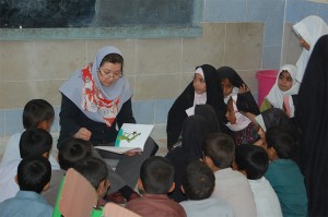 A RWM trainer reads aloud with children - Read with Me in Rask - Jan 2016