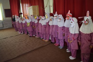 Children playing with masks made by themselves from book characters - Read with Me in Boshrouyeh - April 2016