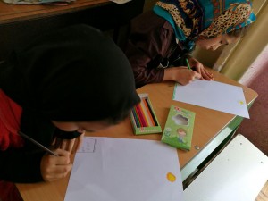 Children drawing book scenes - Read with Me in Ava-ye-Mandegar, Tehran - July 2016