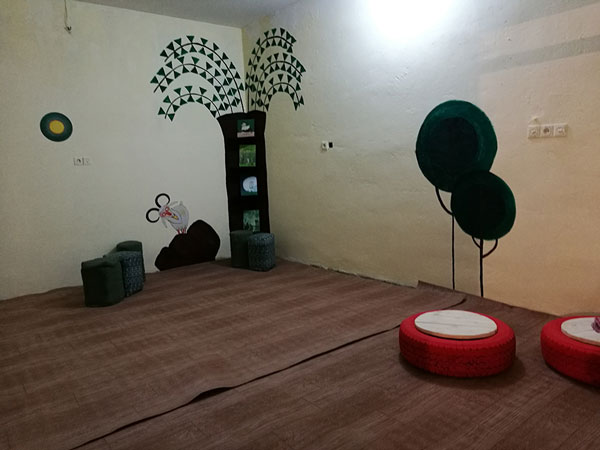 فضاسازی اتاق بلندخوانی کودکان دبستانی با تصویرهایی از کتاب «درخت خرما و بزی»