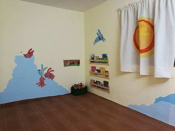 فضاسازی اتاق بلندخوانی کودکان خردسال با تصویرهایی از کتاب «چه و چه و چه، یک بچه»