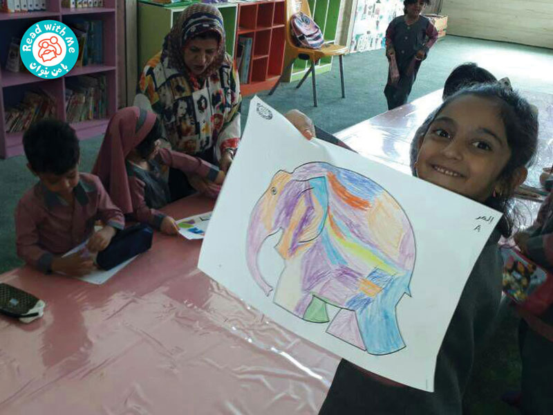در آخر الگوی یک فیل به بچه‌ها دادم تا آن را مانند المر رنگ‌آمیزی کنند.