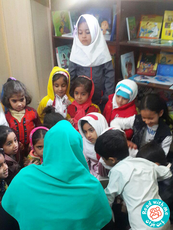 همکاری سفیران بومی «با من بخوان» در آموزش کودکان روستای شیرآباد زاهدان