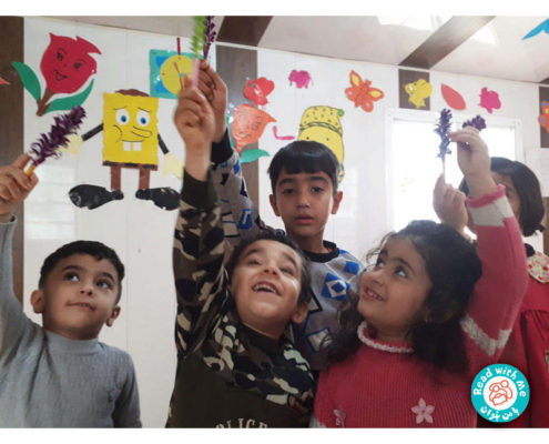 بلندخوانی کتاب «بنفشه‌های عمو نوروز» برای کودکان در عید نوروز